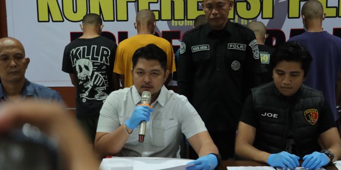 Jumpa Pers : Terduga Bandar dan Pengedar Judi Kupon Putih Diamankan. (Suarasulut.com/RN)