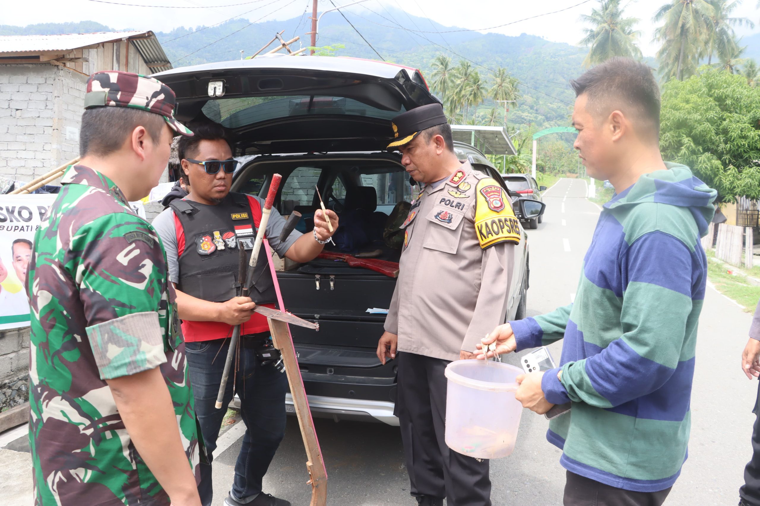 Petugas Amankan Puluhan Senjata Tajam dari rumah warga di dua Desa Kabupaten Sigi Sulawesi Tengah. (suarasulut.com/RN)