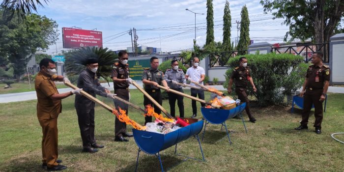 Kejari musnahkan Barang bukti Narkoba dan perkara lainya. (Suarasulut.com/Ist)