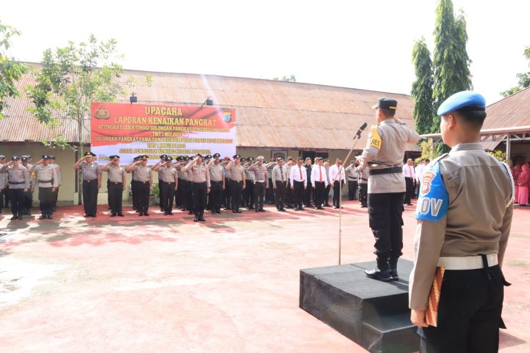 34 Personel Polres Kotamobagu Naik Pangkat, Kapolres Beri Penghargaan Anggota Berprestasi