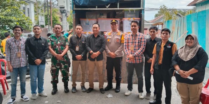 Polsek Palu Barat bersam Polantas Polresta Palu mengawal Pergeseran Logistik ke KPU Palu