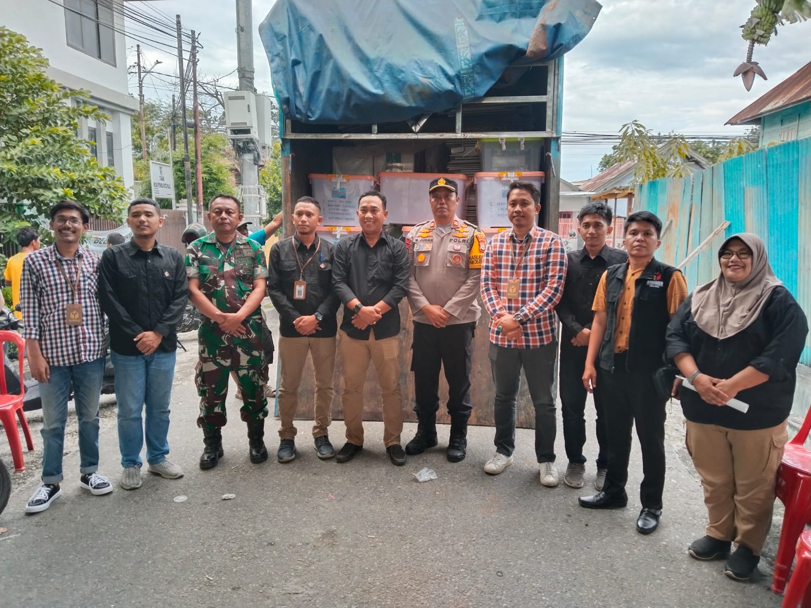 Polsek Palu Barat bersam Polantas Polresta Palu mengawal Pergeseran Logistik ke KPU Palu