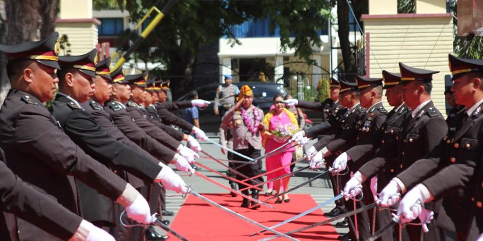 Tradisi pedang pora sambut Kapolresta Palu yang baru