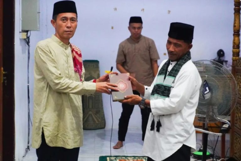 Safari Ramadhan di Pintim, Bupati Iskandar dan Wabup Deddy Sholat Berjamaah bersama Warga