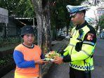 Polda Sulut Patroli dan Berbagi Kasih Usai Sholat  Subuh