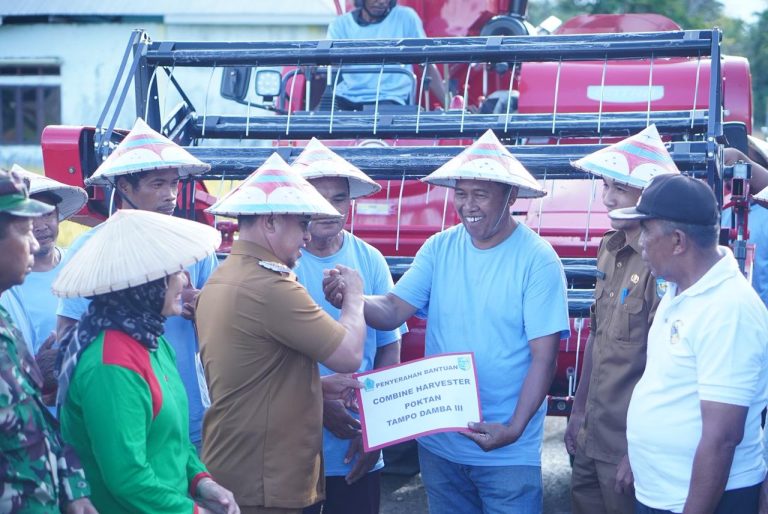 Dorong Produktivitas, Bupati Boltara Salurkan Combine Harvester ke Petani Tuntulou Utara