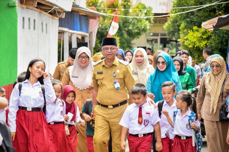 Bupati Oskar Canangkan Bulan Imunisasi Anak Sekolah  2025