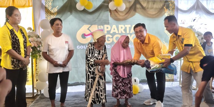Ketua DPD 2 Golkar Mitra Tony Hendrik Lasut saat menyerahkan bansos kepada lansia di Belang