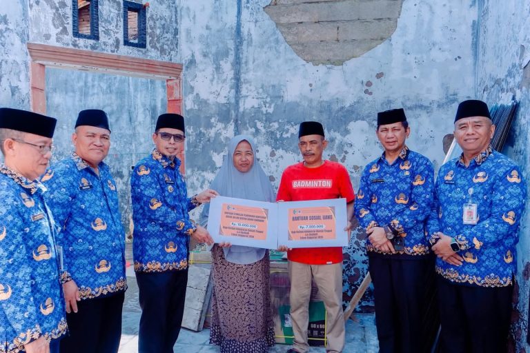 Rumah Ludes Dilalap Api, Bupati Sirajudin Turun Tangan! Bantuan Rp17,5 Juta Digelontorkan ke Korban di Boroko Timur