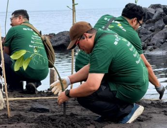 Peringati Hari Lingkungan Hidup Sedunia 2026, Kolaborasi PLN UID Suluttenggo dan Pemprov Sulut Bersihkan Kawasan Malalayang Beach Walk
