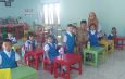 Gerbang Sekolah Jadi Saksi, Ayah di Bolmong Bergerak Antar Anak Demi Masa Depan
