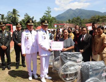 Bantuan Sosial, Sertifikat Tanah, dan Apresiasi Prestasi Warnai HUT ke-81 RI di Mitra