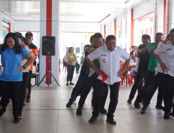 Plt Bupati Sitaro Turun Langsung, Lomba Pinguin Antar-OPD Pecah Suasana Kantor Bupati