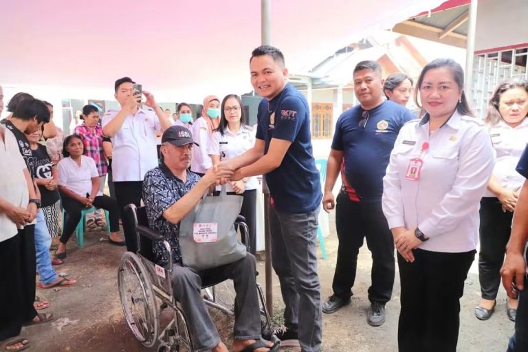 Ronald Kandoli Dukung Aksi Sosial Karang Taruna Mitra, Warga Terima Pengobatan Gratis dan Sembako