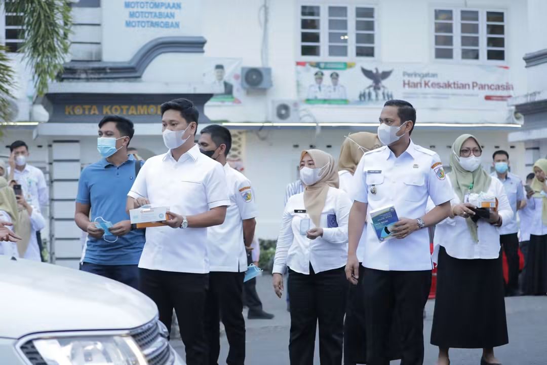 Weny Gaib dan Rendy Mangkat Bagikan Masker Gratis, Warga Kotamobagu Diimbau Waspadai Asap Karhutla