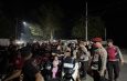‎Humanis! Kapolres Boltim Turun Tangan Atur Antrean BBM, Warga Dapat Air Mineral Gratis