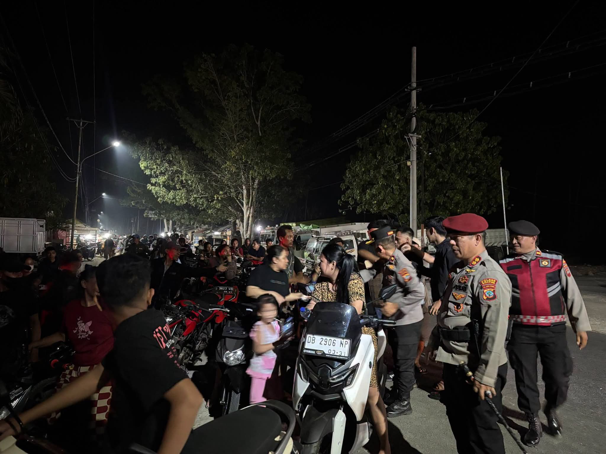 Humanis! Kapolres Boltim Turun Tangan Atur Antrean BBM, Warga Dapat Air Mineral Gratis