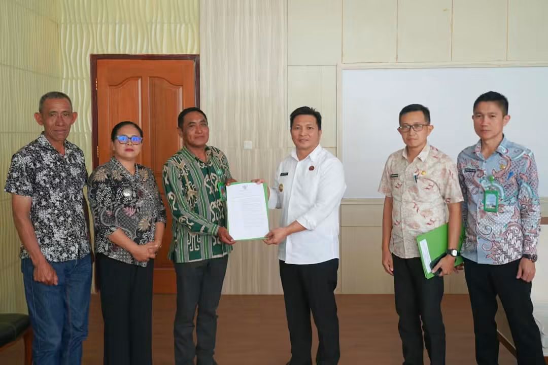 Wabup Dony Lumenta Serahkan SK Penjabat Sangadi Insil, Pastikan Pelayanan Desa Tetap Berjalan