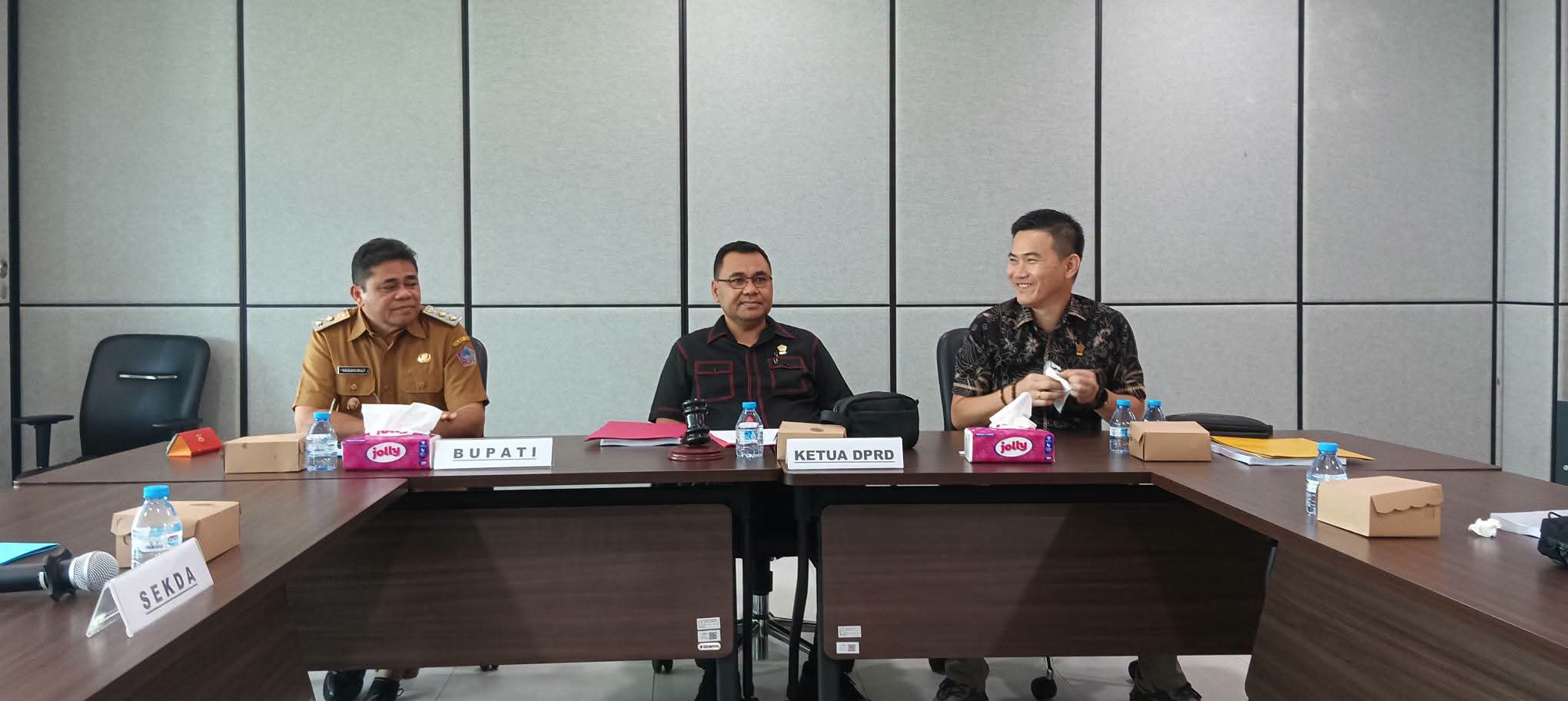 Plt Bupati dan Pimpinan DPRD Sitaro Hadiri Rapat Penyempurnaan RAPBD 2026