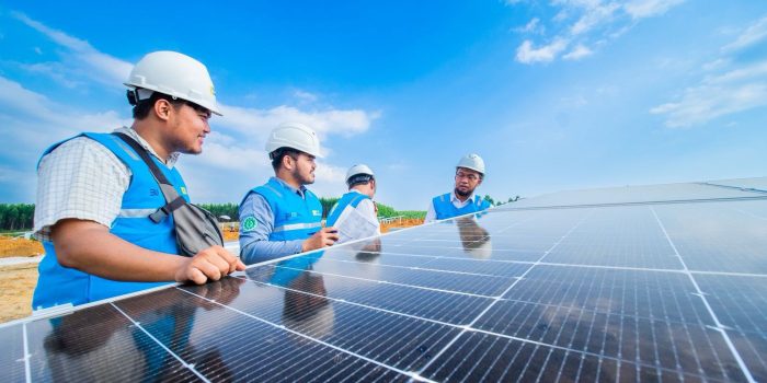 Ilustrasi personel PLN sedang melakukan inspeksi panel surya Pembangkit Listrik Tenaga Surya (PLTS). Momentum 81 tahun PLN menerangi negeri, menjadi refleksi perjalanan kelistrikan sekaligus menegaskan komitmen dalam mewujudkan swasembada energi hijau untuk menggerakkan kehidupan dan kemandirian bangsa.